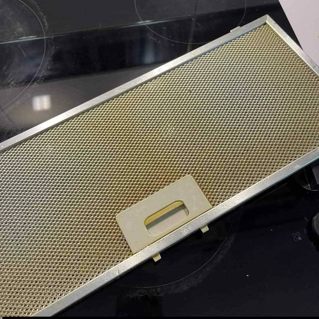 Extractor hood before cleaning
